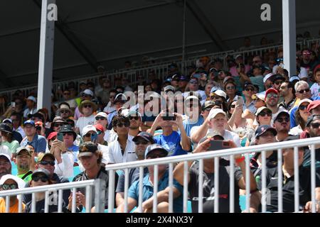 Miami, USA. Mai 2024. F1-Fans jubeln ihre Lieblingsfahrer beim Sprint-Rennen beim F1 Grand Prix von Miami am 4. Mai 2024 im Miami International Autodrome an. (Foto: JC Ruiz/SIPA USA) Credit: SIPA USA/Alamy Live News Stockfoto
