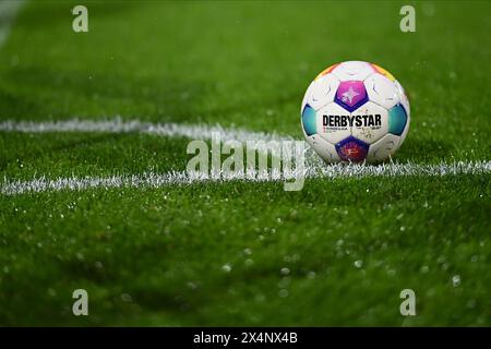 KÖLN, DEUTSCHLAND - 4. MAI 2024: Ausgewählter Ball, offizieller Ball der Bundesliga. Das Spiel der 1. Bundesliga. FC Köln gegen Freiburg im Rhein Energie Stadion Stockfoto