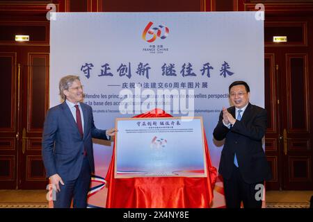 Paris, Frankreich. Mai 2024. Der Präsident der Nachrichtenagentur Xinhua Fu Hua und der Vorsitzende und Chief Executive Officer der Agence France-Presse (AFP) Fabrice Fries eröffnen gemeinsam eine Fotoausstellung zum 60. Jahrestag der Aufnahme diplomatischer Beziehungen zwischen China und Frankreich am 4. Mai 2024 in Paris. Quelle: Meng Dingbo/Xinhua/Alamy Live News Stockfoto