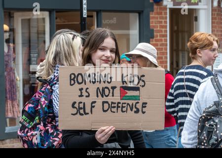 Mai 2024. Eine kleine pro-palästinensische Proteste fand heute in der Guildford High Street in Surrey, England, Großbritannien, statt. Die Demonstranten protestieren gegen die israelische Offensive im Gazastreifen, die es als Vergeltungsmaßnahme für einen Hamas-Angriff am 7. Oktober 2023 gestartet hat und die zum Tod vieler Tausender Palästinenser geführt hat. Stockfoto