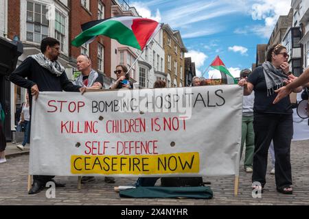 Mai 2024. Eine kleine pro-palästinensische Proteste fand heute in der Guildford High Street in Surrey, England, Großbritannien, statt. Die Demonstranten protestieren gegen die israelische Offensive im Gazastreifen, die es als Vergeltungsmaßnahme für einen Hamas-Angriff am 7. Oktober 2023 gestartet hat und die zum Tod vieler Tausender Palästinenser geführt hat. Sie wollen jetzt Ceasefire. Stockfoto