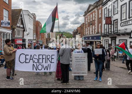 Mai 2024. Eine kleine pro-palästinensische Proteste fand heute in der Guildford High Street in Surrey, England, Großbritannien, statt. Die Demonstranten protestieren gegen die israelische Offensive im Gazastreifen, die es als Vergeltungsmaßnahme für einen Hamas-Angriff am 7. Oktober 2023 gestartet hat und die zum Tod vieler Tausender Palästinenser geführt hat. Sie wollen jetzt Ceasefire. Stockfoto