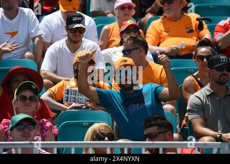 Miami, USA. Mai 2024. F1-Fans jubeln ihre Lieblingsfahrer beim Sprint-Rennen beim F1 Grand Prix von Miami am 4. Mai 2024 im Miami International Autodrome an. (Foto: JC Ruiz/SIPA USA) Credit: SIPA USA/Alamy Live News Stockfoto