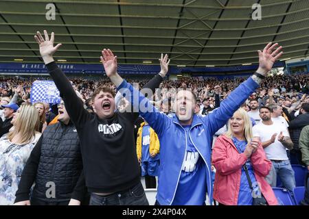 BirminghamÕs Fans auf dem Stand während des Sky Bet Championship Matches zwischen Birmingham City und Norwich City in St Andrews, Birmingham am Samstag, 4. Mai 2024. (Foto: Gustavo Pantano | MI News) Credit: MI News & Sport /Alamy Live News Stockfoto