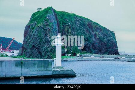 Die berühmte Attraktion des 60 m hohen Oronko Rock neben dem Hafen von Utoro an der Westküste der Shiretoko Halbinsel, Ost-Hokkaido, Japan. Stockfoto