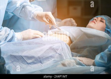 Chirurgen operieren weibliche Patientin in der Klinik Stockfoto