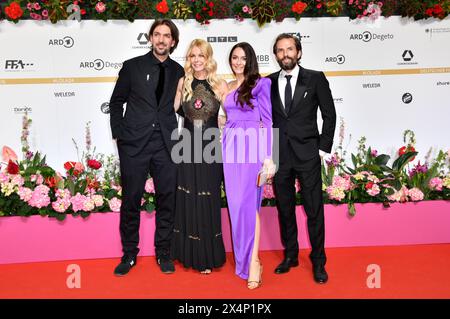 Max Wiedemann, Tina Kaiser, Kara Ann Hecker und Quirin Berg bei der 74. Verleihung des Deutschen Filmpreises 2024 im Theater am Potsdamer Platz. Berlin, 03.05.2024 Stockfoto