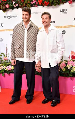 Jannik Schümann mit Freund Felix Kruck bei der 74. Verleihung des Deutschen Filmpreises 2024 im Theater am Potsdamer Platz. Berlin, 03.05.2024 Stockfoto
