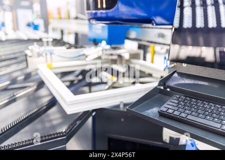 Vollständige Produktionslinie für PVC-Fenster und -Türen Stockfoto