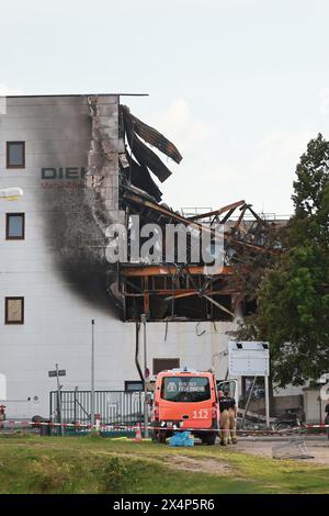 Berlin, Deutschland. Mai 2024. Das zerstörte Fabrikgebäude in Berlin-Lichterfelde. Löscharbeiten nach einem Großbrand im Fabrikgebäude in Berlin-Lichterfelde abgeschlossen Am Freitagmorgen, dem 3. Mai 2024, brach der Großbrand in einem Metalltechnikunternehmen in Berlin-Lichterfelde aus. Quelle: Sven Struck/Alamy Live News Stockfoto