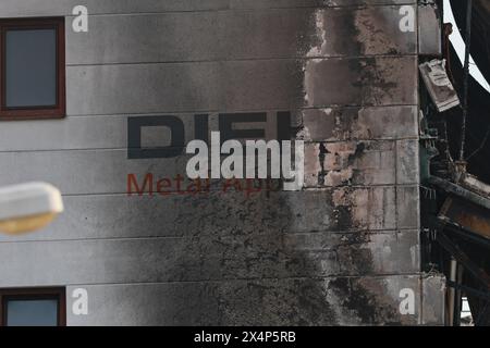 Berlin, Deutschland. Mai 2024. Das zerstörte Fabrikgebäude in Berlin-Lichterfelde. Löscharbeiten nach einem Großbrand im Fabrikgebäude in Berlin-Lichterfelde abgeschlossen Am Freitagmorgen, dem 3. Mai 2024, brach der Großbrand in einem Metalltechnikunternehmen in Berlin-Lichterfelde aus. Quelle: Sven Struck/Alamy Live News Stockfoto