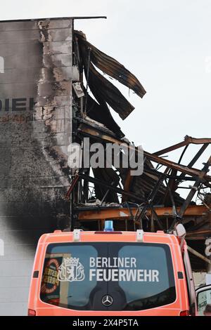 Berlin, Deutschland. Mai 2024. Das zerstörte Fabrikgebäude in Berlin-Lichterfelde. Löscharbeiten nach einem Großbrand im Fabrikgebäude in Berlin-Lichterfelde abgeschlossen Am Freitagmorgen, dem 3. Mai 2024, brach der Großbrand in einem Metalltechnikunternehmen in Berlin-Lichterfelde aus. Quelle: Sven Struck/Alamy Live News Stockfoto