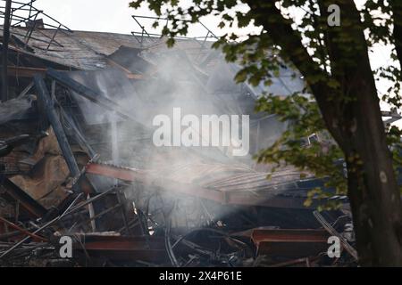Berlin, Deutschland. Mai 2024. Das zerstörte Fabrikgebäude in Berlin-Lichterfelde. Löscharbeiten nach einem Großbrand im Fabrikgebäude in Berlin-Lichterfelde abgeschlossen Am Freitagmorgen, dem 3. Mai 2024, brach der Großbrand in einem Metalltechnikunternehmen in Berlin-Lichterfelde aus. Quelle: Sven Struck/Alamy Live News Stockfoto