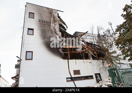 Berlin, Deutschland. Mai 2024. Das zerstörte Fabrikgebäude in Berlin-Lichterfelde. Löscharbeiten nach einem Großbrand im Fabrikgebäude in Berlin-Lichterfelde abgeschlossen Am Freitagmorgen, dem 3. Mai 2024, brach der Großbrand in einem Metalltechnikunternehmen in Berlin-Lichterfelde aus. Quelle: Sven Struck/Alamy Live News Stockfoto