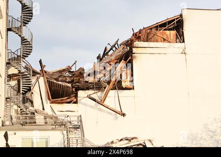 Berlin, Deutschland. Mai 2024. Das zerstörte Fabrikgebäude in Berlin-Lichterfelde. Löscharbeiten nach einem Großbrand im Fabrikgebäude in Berlin-Lichterfelde abgeschlossen Am Freitagmorgen, dem 3. Mai 2024, brach der Großbrand in einem Metalltechnikunternehmen in Berlin-Lichterfelde aus. Quelle: Sven Struck/Alamy Live News Stockfoto