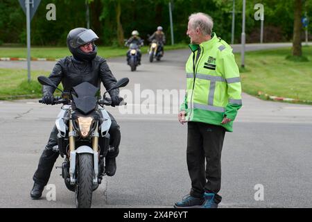 Fahrsicherheitstraining für Motoradfahrer in Essen fand auf dem Verkehrsübungsplatz in Frillendorf ein Fahrsicherheitstraining für Motoradfahrer / innen statt. Organisiert wird dieses Training von der Detuschen Verkehrswacht Ortsverein Essen. Es nahmen Teilnehmer / innen mit verschiedensten Motoradklassen Teil. Sie sollten bei den verschiedenen Übungen ein Gefühl für ihr Maschinen entwicklen. Essen Frillendorf *** Fahrsicherheitstraining für Motorradfahrer in Essen fand im Verkehrstraining Frillendorf Ein Fahrsicherheitstraining für Motorradfahrer statt Stockfoto