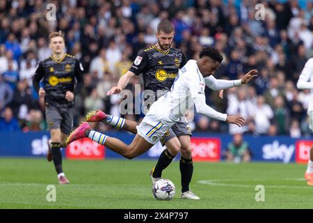 Jack Stephens (Southampton) bekämpft Junior Firpo (Leeds United) während des Sky Bet Championship-Spiels zwischen Leeds United und Southampton in der Elland Road, Leeds am Samstag, den 4. Mai 2024. (Foto: Pat Scaasi | MI News) Credit: MI News & Sport /Alamy Live News Stockfoto