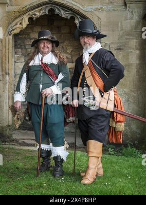 Malmesbury, Wiltshire, England - Samstag, 4. Mai 2024. Das „Colonel Devereuxs Regiment“ kommt in die Stadt Malmesbury, um den Impor nachzustellen Stockfoto