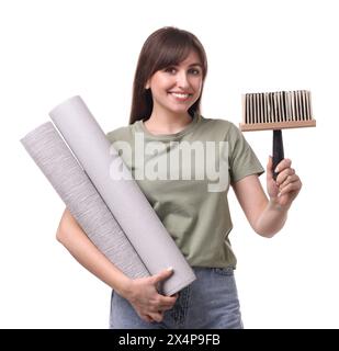 Schöne Frau mit Tapetenrollen und Pinsel auf weißem Hintergrund Stockfoto