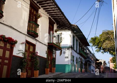 Wunderschöne Straßen in der historischen Innenstadt der historischen Stadt Salamina im Departement Caldas in Kolumbien. Stockfoto