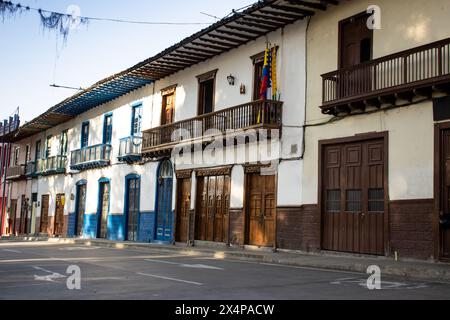 Wunderschöne Straßen in der historischen Innenstadt der historischen Stadt Salamina im Departement Caldas in Kolumbien. Stockfoto