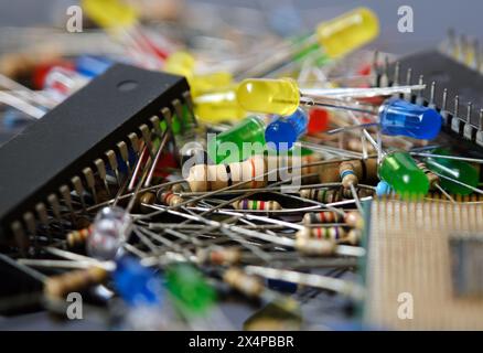 Elektronische Schaltungselemente. Widerstand, Leuchtdioden und Prozessoren. Hintergrund des Konzepts der Elektronik- und Halbleiterindustrie. Stockfoto