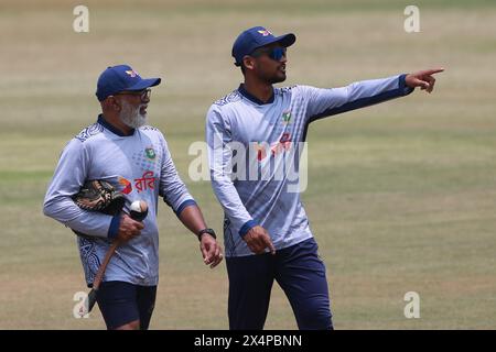 Kapitän Najmul Hasan Shanto (R) und Cheftrainer Chandika Hathurusinghe (L) des Bangladesch T20 Teams unterwegs während des Trainings in der Zahur Ahmed Chowdhury Stad Stockfoto