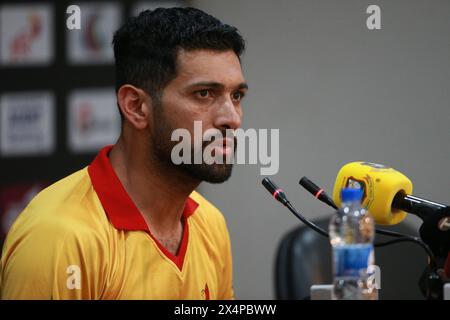 Sikandar Raza nimmt an einer Pressekonferenz vor dem Spiel im Zahur Ahmed Chowdhury Stadium, Chattogram, Bangladesch, am 2. Mai 2024 Teil. Stockfoto