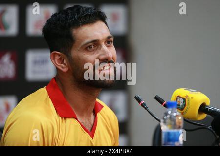 Sikandar Raza nimmt an einer Pressekonferenz vor dem Spiel im Zahur Ahmed Chowdhury Stadium, Chattogram, Bangladesch, am 2. Mai 2024 Teil. Stockfoto