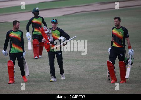 Simbabwe T20 Team Spieler von links Sean Williams, Jonathan Campbell und Brian Bennett nehmen am Training im Zahur Ahmed Chowdhury Stadium Teil. Stockfoto