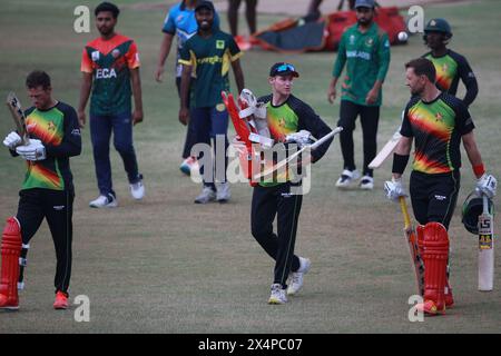 Simbabwe T20 Team Spieler von links Sean Williams, Jonathan Campbell und Brian Bennett nehmen am Training im Zahur Ahmed Chowdhury Stadium Teil. Stockfoto