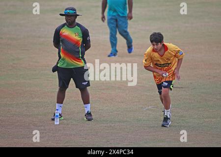 Bangladesch-Simbabwe T20 Series Simbabwe T20 Teamkapitän Sikandar Raza älterer Sohn Muhammad EESA Tour durch Bangladesch entlang des Teams, wie er während der Stockfoto