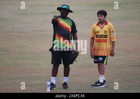 Bangladesch-Simbabwe T20 Series Simbabwe T20 Teamkapitän Sikandar Raza älterer Sohn Muhammad EESA Tour durch Bangladesch entlang des Teams, wie er während der Stockfoto