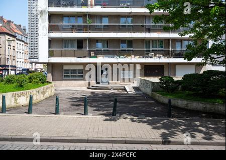 Region Brüssel-Hauptstadt, Belgien - 1. Mai 2024 - konkreter sozialer Wohnblock in einem benachteiligten Gebiet Stockfoto