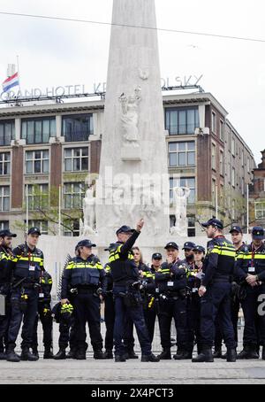 Niederlande, Amsterdam, 04-05-2024. Die letzten Vorbereitungen werden auf dem Dam Square und in der unmittelbaren Umgebung für den jährlichen nationalen Gedenktag getroffen. Aufgrund möglicher Proteste oder anderer Störungen gibt es mehr Absperrungen und mehr Polizei- und Militärpolizisten. Maximal 10.000 Personen sind auf dem Damplein erlaubt, was der Hälfte der vorherigen Jahre entspricht. Foto (c) ANP / Hollandse-Hoogte / Paul van Riel niederlande Out - belgien Out Stockfoto