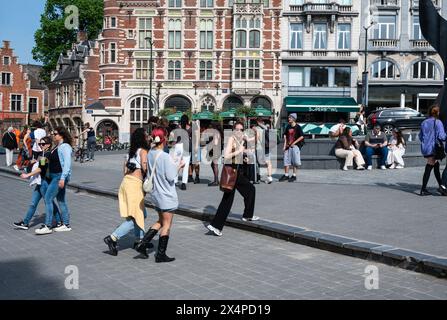 Region Brüssel-Hauptstadt, Belgien - 1. Mai 2024 - Menschen jeden Alters wandern an einem sonnigen Frühlingstag am Mont des Arts Stockfoto