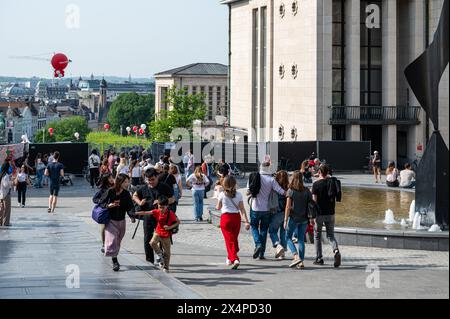 Region Brüssel-Hauptstadt, Belgien - 1. Mai 2024 - Menschen jeden Alters wandern an einem sonnigen Frühlingstag am Mont des Arts Stockfoto