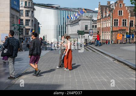 Region Brüssel-Hauptstadt, Belgien - 1. Mai 2024 - Menschen jeden Alters wandern an einem sonnigen Frühlingstag am Mont des Arts Stockfoto