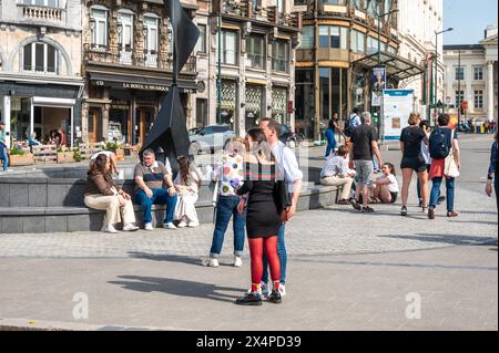 Region Brüssel-Hauptstadt, Belgien - 1. Mai 2024 - Menschen jeden Alters wandern an einem sonnigen Frühlingstag am Mont des Arts Stockfoto