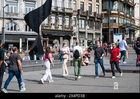 Region Brüssel-Hauptstadt, Belgien - 1. Mai 2024 - Menschen jeden Alters wandern an einem sonnigen Frühlingstag am Mont des Arts Stockfoto