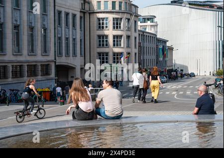 Region Brüssel-Hauptstadt, Belgien - 1. Mai 2024 - Menschen jeden Alters wandern an einem sonnigen Frühlingstag am Mont des Arts Stockfoto