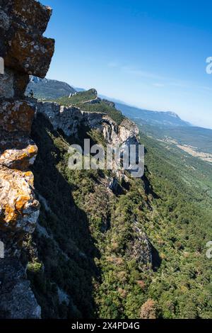 Tal und Stadt Duilhac-sous-Peyrepertuse im Languedoc, Frankreich Stockfoto