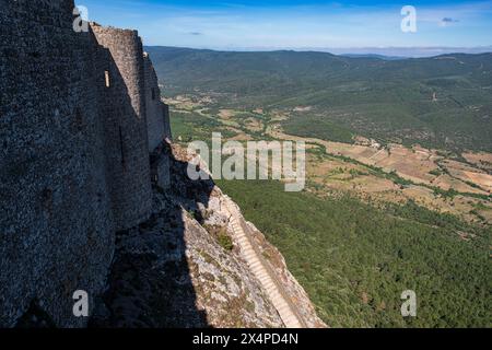 Tal und Stadt Duilhac-sous-Peyrepertuse im Languedoc, Frankreich Stockfoto
