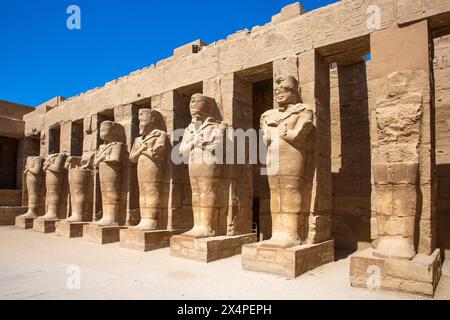 Osiride-Statuen säumen den ersten Hof der Barque-Kapelle von Ramesses III. Im Karnak-Tempelkomplex in Luxor, Ägypten Stockfoto