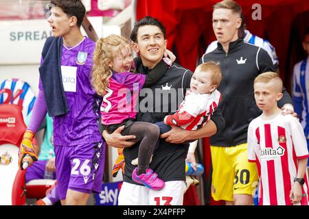 Sunderland, Großbritannien. Mai 2024. Luke O'Nien (13) und Kinder beim Sunderland AFC gegen Sheffield Wednesday FC SKY Bet EFL Championship Match im Stadium of Light, Sunderland, England, Großbritannien am 4. Mai 2024 Credit: Every Second Media/Alamy Live News Stockfoto