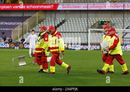 Brügge, Belgien. Mai 2024. Rote-Kreuz-Arbeiter, die während eines Fußballspiels zwischen Cercle Brugge und KRC Genk am Samstag, den 4. Mai 2024 in Brügge, am 7. Tag der ersten Liga der Jupiler Pro League 2023-2024, dargestellt wurden. BELGA FOTO KURT DESPLENTER Credit: Belga Nachrichtenagentur/Alamy Live News Stockfoto
