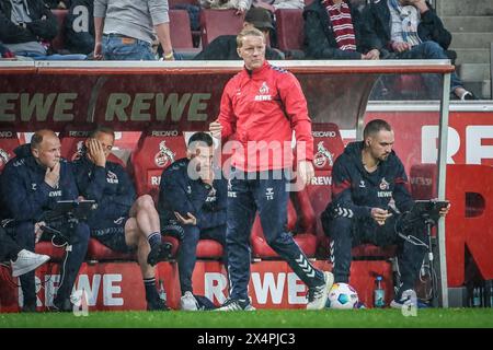 Fußball: 1. Bundesliga 2023 / 2024, 32. Spieltag, 1. FC Köln - SC Freiburg, Rhein-Energie-Stadion Köln: Kölns Trainer Timo Schultz Köln Rhein-Energie-Stadion Deutschland *** Fußball 1 Bundesliga 2023 2024, Spieltag 32, 1 FC Köln SC Freiburg, Rhein Energie Stadion Köln Köln Köln Trainer Timo Schultz Köln Rhein Energie Stadion Deutschland Copyright: XJoeranxSteinsiekx Stockfoto