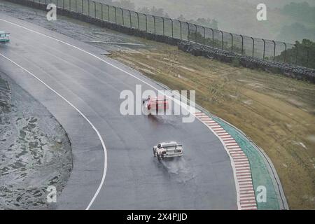 Monterey, USA. Mai 2024. Laguna Seca Raceway, Monterey, Kalifornien, USA - 4. Mai 2024 TransAm Rennfahrer kämpfen am ersten Tag der Mission Foods Speed Tour mit miserablen und fast undurchdringlichen Wetterbedingungen, während sie den Hügel in Richtung der berühmten „Corkscrew“-Serie von Kurven erklimmen. Das Rennen wurde kurz nach der Aufnahme dieses Bildes gestoppt. Quelle: Motofoto/Alamy Live News Stockfoto