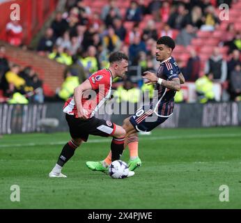 Bramall Lane, Sheffield, Großbritannien. Mai 2024. Premier League Football, Sheffield United gegen Nottingham Forest; Jack Robinson von Sheffield United schlägt Morgan Gibbs-White von Nottingham Forest Credit: Action Plus Sports/Alamy Live News Stockfoto