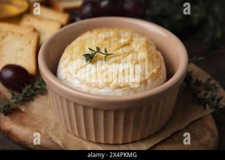 Leckerer gebackener Camembert in einer Schüssel auf dem Tisch, Nahaufnahme Stockfoto